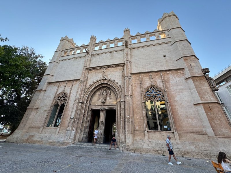 Außenansicht von La Llotja, die ihre gotische Architektur zeigt