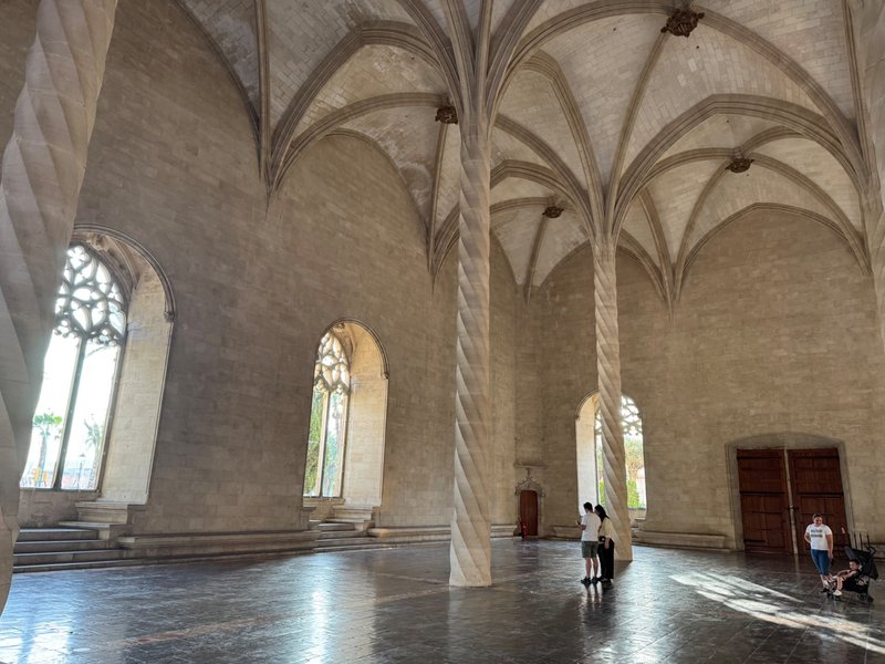 Innenansicht von La Llotja mit ihren spiralförmigen Säulen und gewölbten Decken