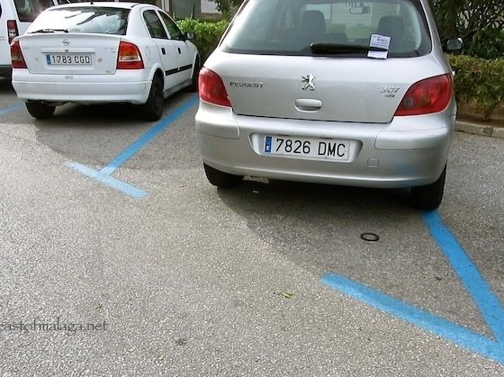 Un letrero de zona de aparcamiento azul en un pueblo español