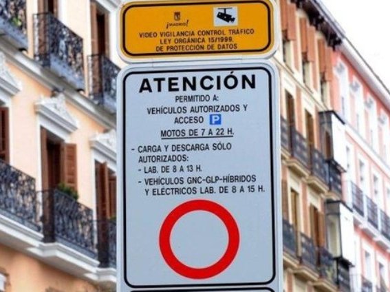 Calle estrecha en el Casco Antiguo de Palma con un letrero de acceso restringido