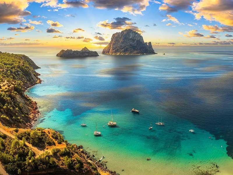 Det djupblå Medelhavet omger Ibiza