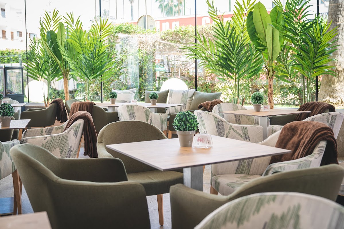 MOMENTS Café