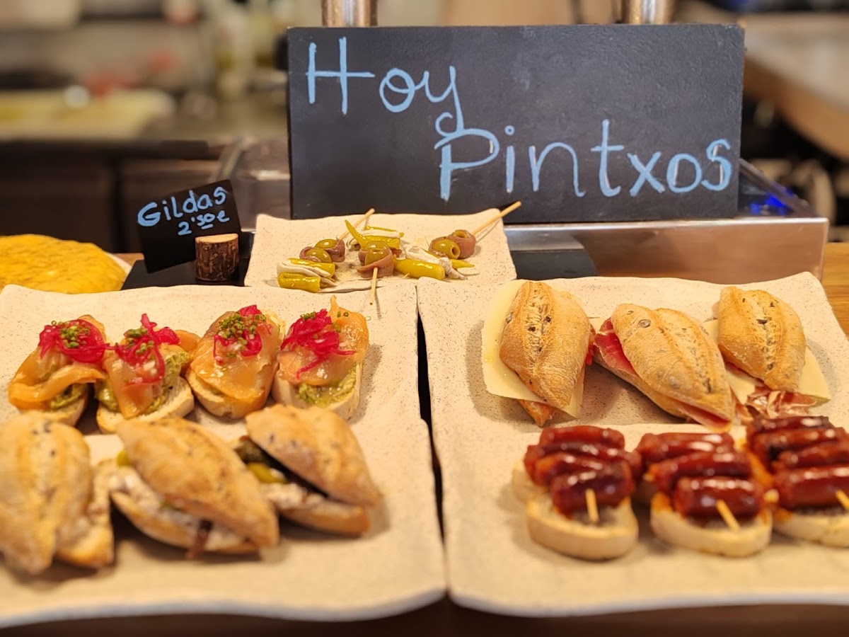 S'ECONOMAT dels Basquetes// Kaffe, pintxos, dagens ret, burgere, & mere