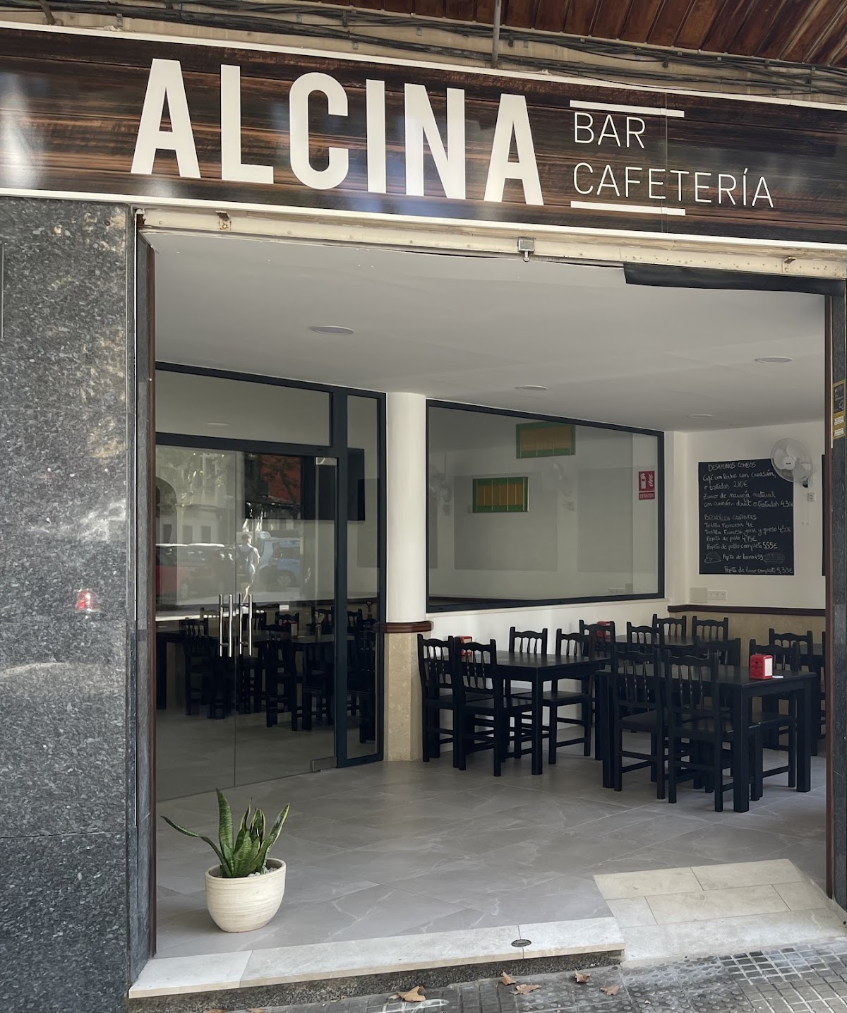 BAR/CAFETERÍA ALCINA. (Antiga Granja Alcina)
