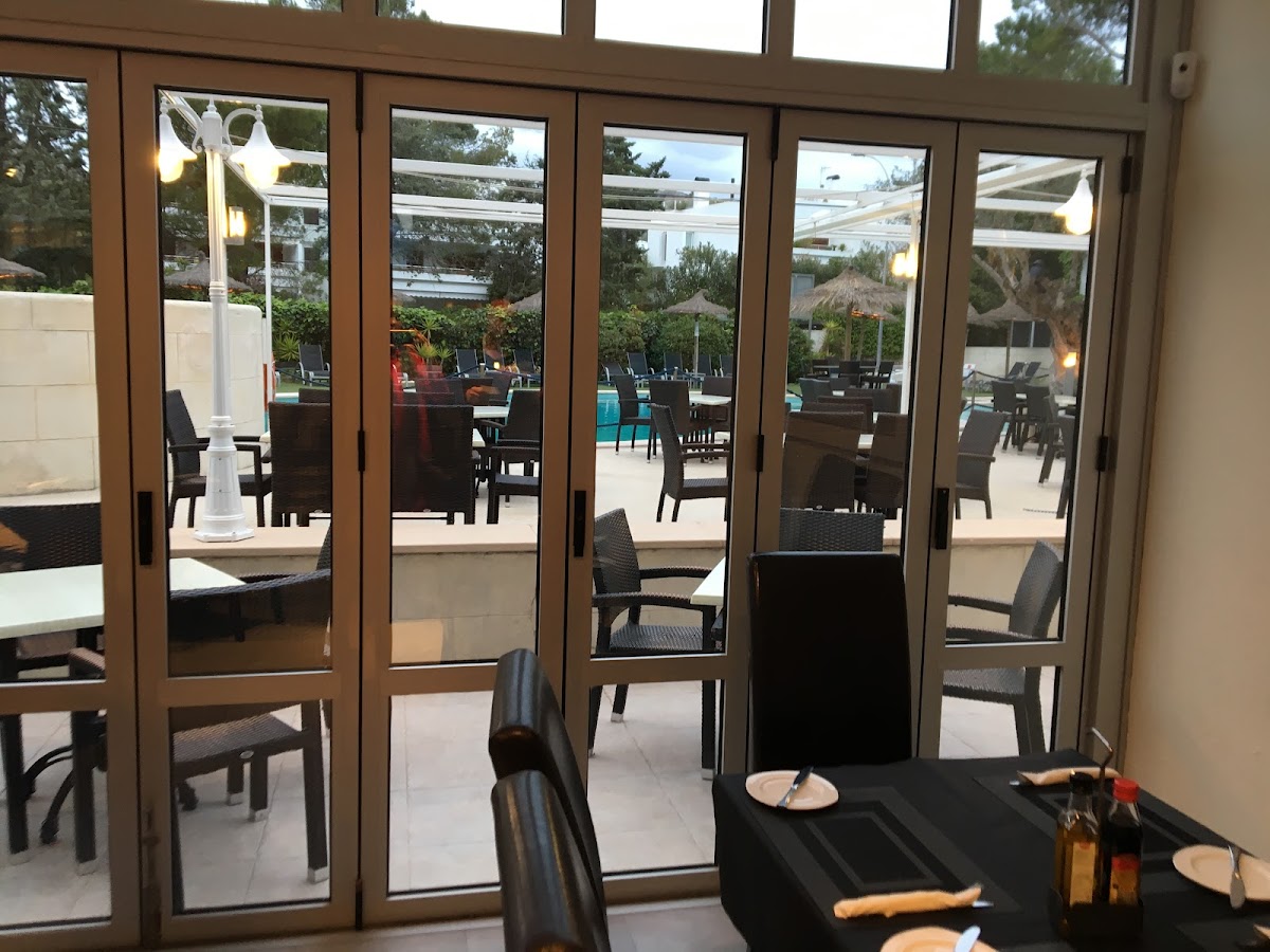 Laguna Restaurant Bar and Pool