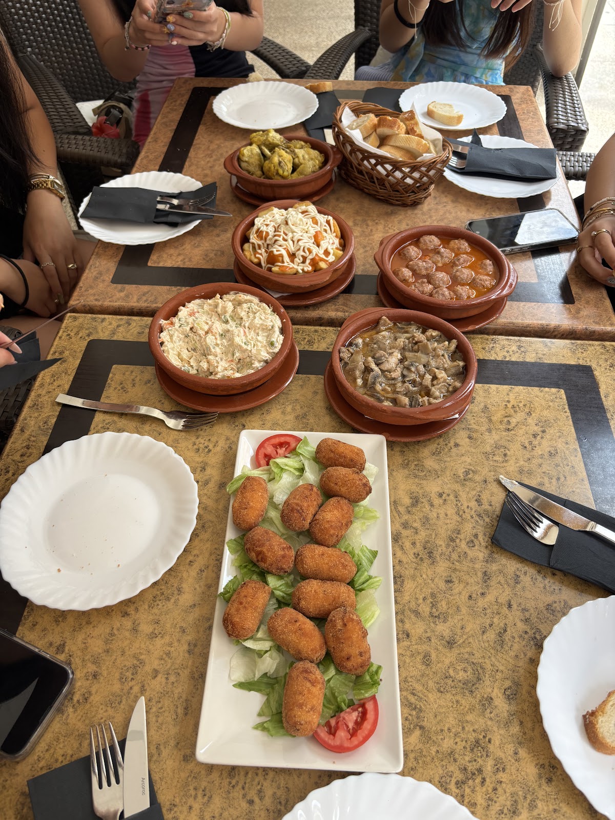 TU BAR, TAPAS Y PAMBOLIS