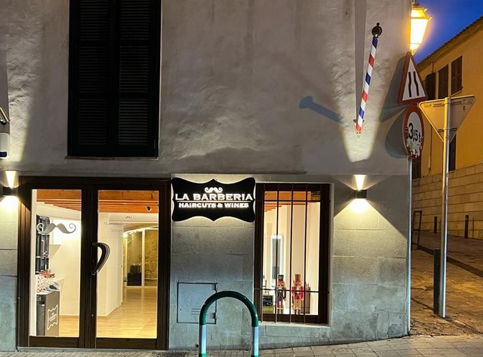 La Barberia Haircuts & Wines (Santa Catalina)